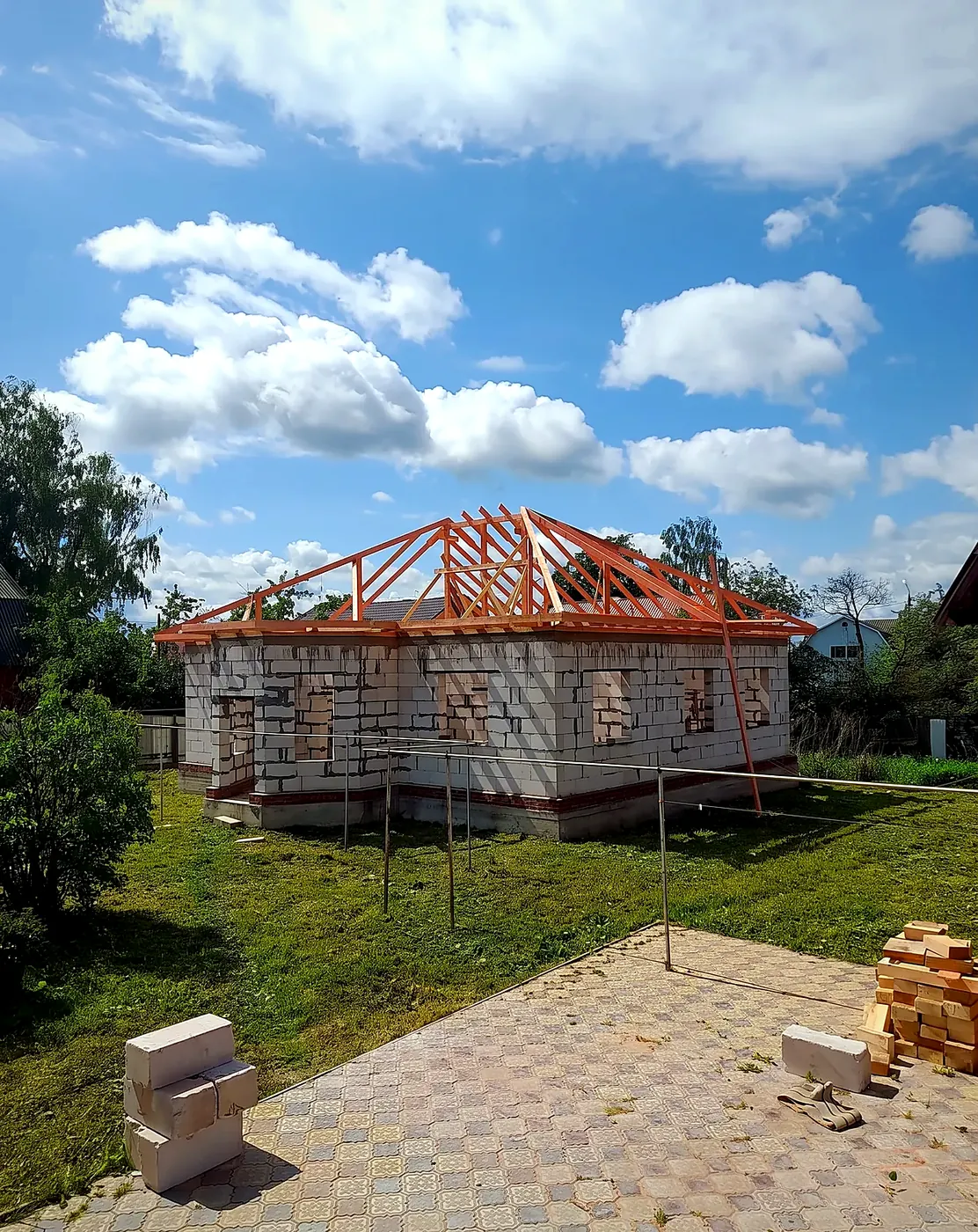 Дом из газоблока с собранной стропильной системой на готовом фундаменте