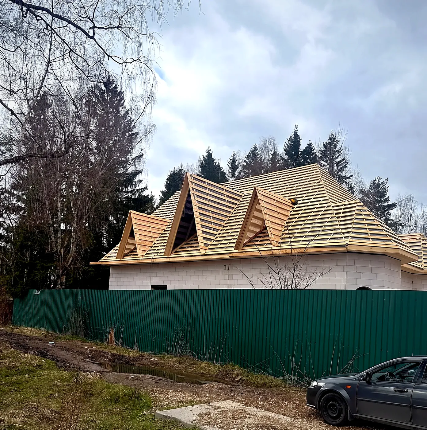 Стропила и обрешётка готовы к укладке металлочерепицы