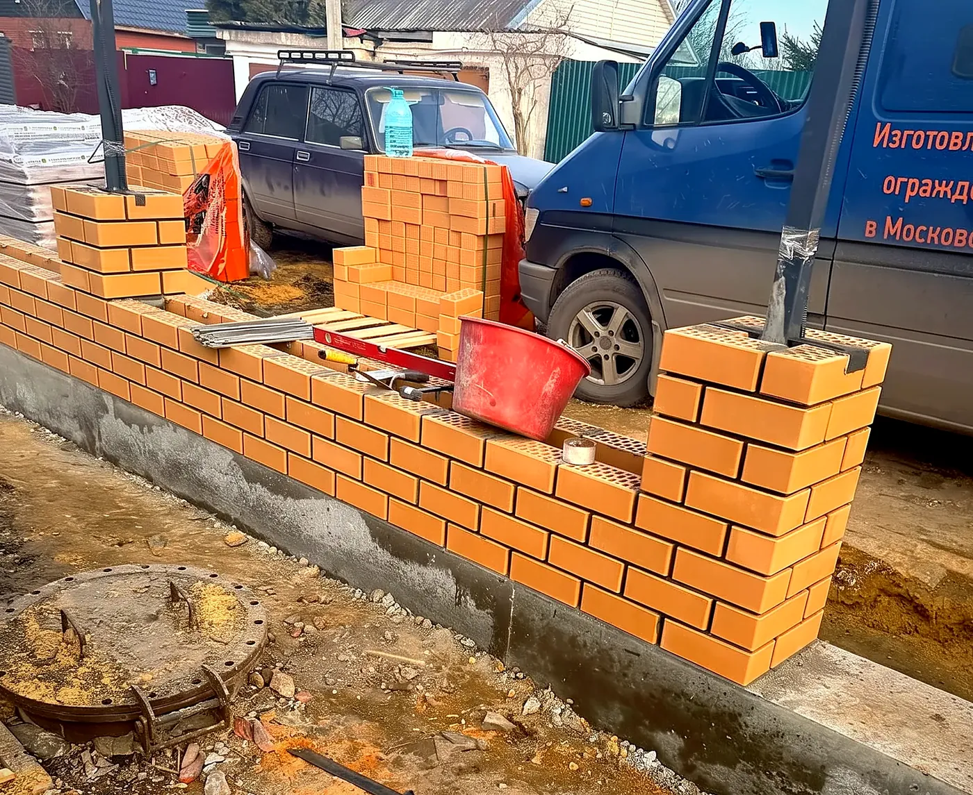 Кладка забора из облицовочного кирпича по бетонному основанию
