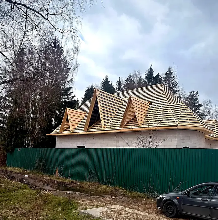 Обрешётка вальмовой крыши перед укладкой металлочерепицы