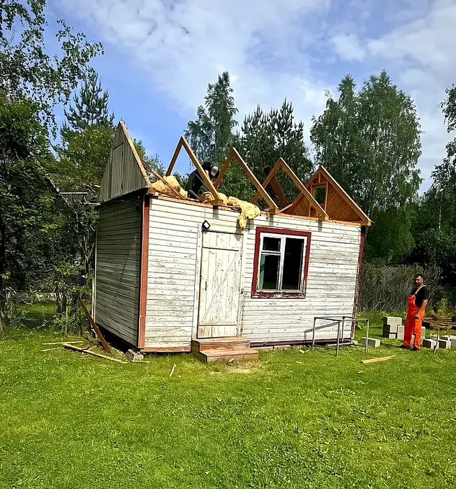 Старый дачный дом со снятой крышей и новыми стропилами